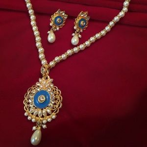 Gorgeous necklace and earrings set